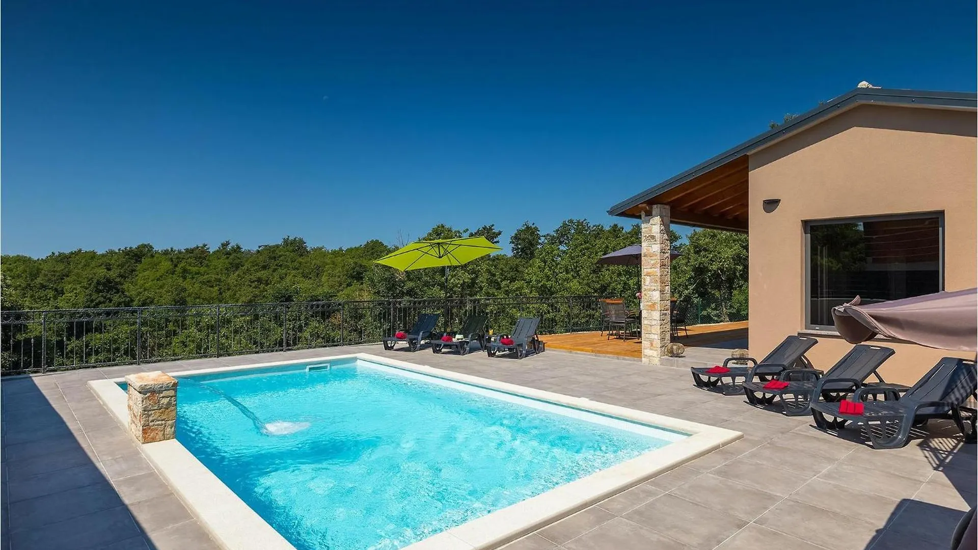 Villa Gloria location